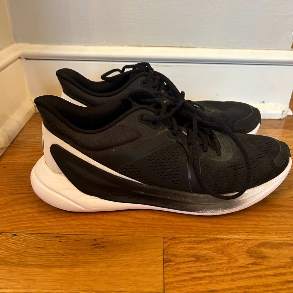 Women’s Black and White Lululemon BlissFeel Run shoes size 7.5